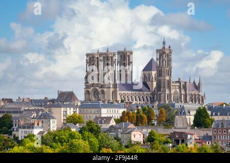 Luftaufnahme der Kathedrale von Laon, einer römisch-katholischen Kirche in Laon, Aisne, Hauts-de-France, Frankreich. Stockfoto