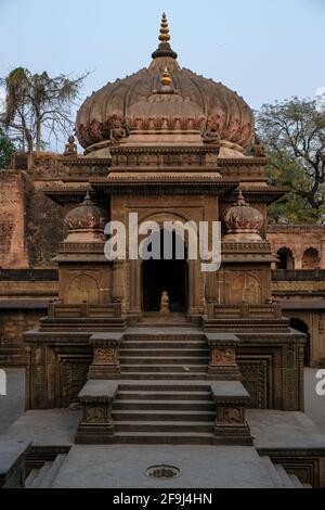 Maheshwar, Indien - 2021. März: Detail des Kenotaphs von Fort Ahilya in Maheshwar am 16. März 2021 in Madhya Pradesh, Indien. Stockfoto