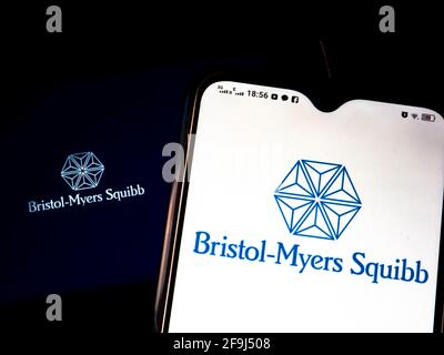 Ukraine. April 2021. In diesem Foto Illustration Bristol-Myers Squibb Logo auf einem Smartphone angezeigt Credit: Valera Golovniov/SOPA Images/ZUMA Wire/Alamy Live News Stockfoto