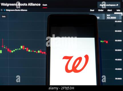 In dieser Fototafel wird ein Logo der Walgreens Boots Alliance auf einem Smartphone mit den Börseninformationen der Walgreens Boots Alliance im Hintergrund angezeigt. Stockfoto