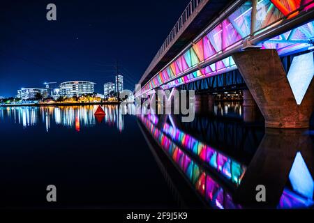 Nachtaufnahme des Stadtsees von Tempe mit der berühmten regenbogenfarbenen Brücke im Papago Park Phoenix, USA Stockfoto