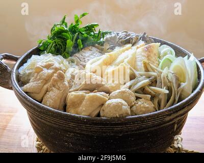 Japanischer Hot Pot mit Kiritanpo (Kartoffelpüree), Präfektur Akita, Japan Stockfoto