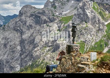 Statue guter Hirte und weißer Grenzstein, der Grenze zwischen Österreich und Italien, Öfnerjoch, Karnischer Wanderweg, Karnische Alpen, Italien Stockfoto