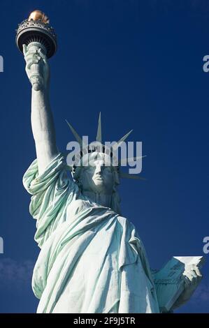 Detail der Freiheitsstatue, dem berühmten Wahrzeichen von Liberty Island, einer kolossalen neoklassischen Statue aus Kupfer, die Libertas darstellt Stockfoto