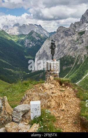 Statue guter Hirte und weißer Grenzstein, der Grenze zwischen Österreich und Italien, Öfnerjoch, Karnischer Wanderweg, Karnische Alpen, Italien Stockfoto