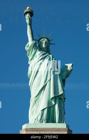 Freiheitsstatue, das berühmte Wahrzeichen von Liberty Island, eine Statue, die die römische Freiheitsgöttin darstellt, Libertas, die eine Fackel in der Luft hält, NYC Stockfoto