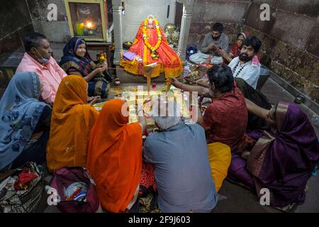 Omkareshwar, Indien - 2021. März: Eine Familie, die am 20. März 2021 im Shri Omkar Mandhata Tempel in Omkareshwar, Indien, eine Opfergabe dargebracht hat. Stockfoto