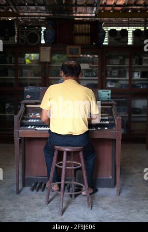 Der alte asiatische Mann spielte Klavier. Retro-Style. Bangkok, Thailand, 5. Januar 2020. Stockfoto