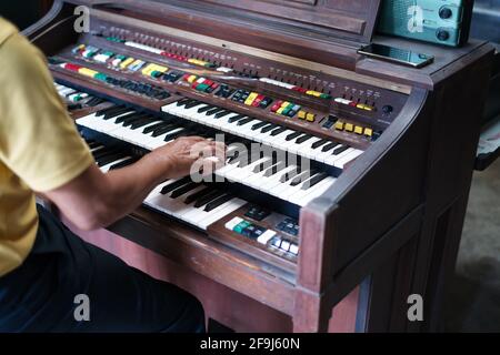 Der alte asiatische Mann spielte Klavier. Retro-Style. Bangkok, Thailand, 5. Januar 2020. Stockfoto
