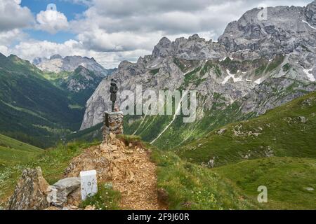 Statue guter Hirte und vorne weißer Grenzstein, Grenze zwischen Österreich und Italien, Öfnerjoch, Karnischer Wanderweg, Karnische Alpen, Italien Stockfoto