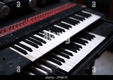 Das Vintage Big Piano Keyboard. Viele Tasten und Knöpfe auf einer großen alten Kirchenorgel. Bangkok, Thailand, 5. Januar 2020. Stockfoto