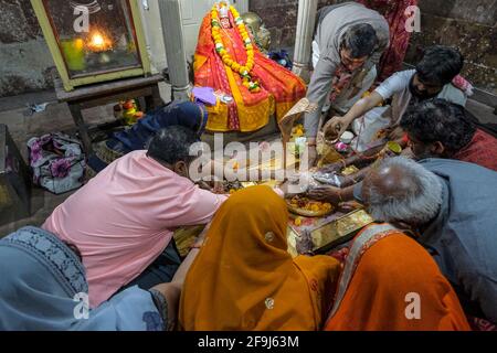 Omkareshwar, Indien - 2021. März: Eine Familie, die am 20. März 2021 im Shri Omkar Mandhata Tempel in Omkareshwar, Indien, eine Opfergabe dargebracht hat. Stockfoto