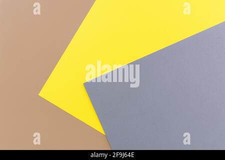 Beigefarbenes, gelbes und graues Papier. Geometrischer leerer Papierhintergrund aus drei Tönen, Kopierraum. Stockfoto