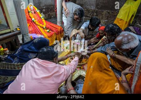 Omkareshwar, Indien - 2021. März: Eine Familie, die am 20. März 2021 im Shri Omkar Mandhata Tempel in Omkareshwar, Indien, eine Opfergabe dargebracht hat. Stockfoto