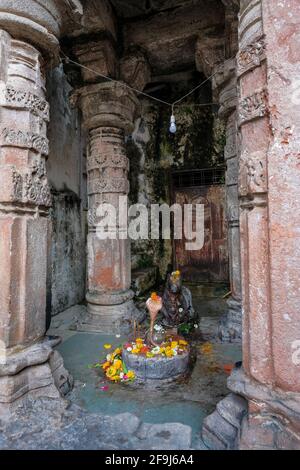 Detail des Shri Omkar Mandhata auf der Insel Mandhata im Narmada-Fluss in Omkareshwar, Madhya Pradesh, Indien. Stockfoto