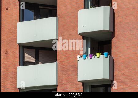 Balkon und modernes Wohnhaus aus Backstein, Mehrfamilienhaus, , Bremen, Deutschland, Europa Stockfoto