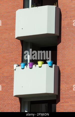 Balkon und modernes Wohnhaus aus Backstein, Mehrfamilienhaus, , Bremen, Deutschland, Europa Stockfoto