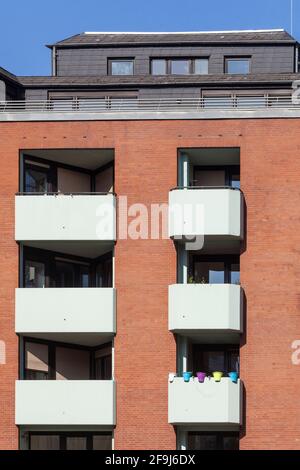 Balkon und modernes Wohnhaus aus Backstein, Mehrfamilienhaus, , Bremen, Deutschland, Europa Stockfoto