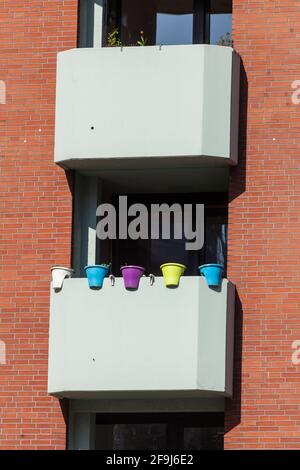 Balkon und modernes Wohnhaus aus Backstein, Mehrfamilienhaus, , Bremen, Deutschland, Europa Stockfoto