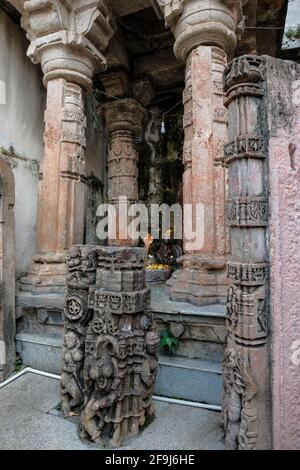 Detail des Shri Omkar Mandhata auf der Insel Mandhata im Narmada-Fluss in Omkareshwar, Madhya Pradesh, Indien. Stockfoto