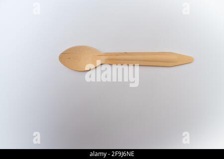 Einweglöffel aus Holz, Öko-freundliches Besteck. Auf weißem Hintergrund. Stockfoto