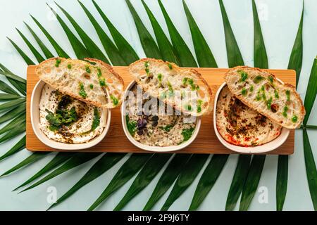 Mazeh Vorspeisen mit Hummus und anderen Dips Stockfoto