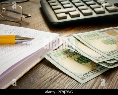 Dollar und ein Rechner mit Hausfinanzierungen Berechnungen. Stockfoto