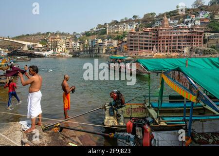 Omkareshwar, Indien - 2021. März: Am 20. März 2021 in Madhya Pradesh, Indien, Baden im Narmada-Fluss in Omkareshwar. Stockfoto