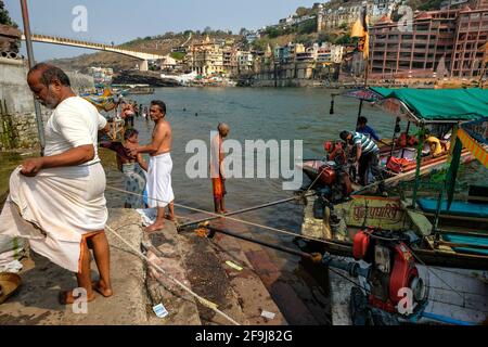 Omkareshwar, Indien - 2021. März: Am 20. März 2021 in Madhya Pradesh, Indien, Baden im Narmada-Fluss in Omkareshwar. Stockfoto