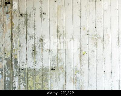 Verwitterte Straßenmauer mit leerem Platz. Stockfoto