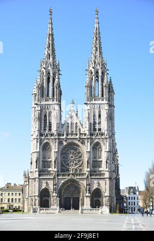 Ostend, Westflandern Belgien, 17. April 2021: Die Domkirche St. Peter und St. Paul hat zwei symmetrische Türme. Stockfoto