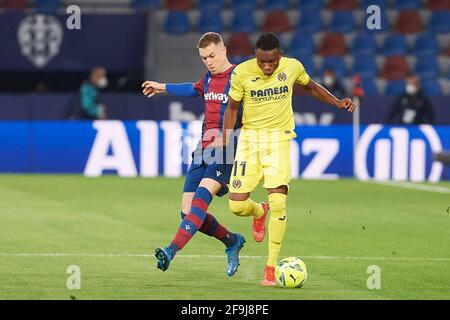 Samuel Chukwueze von Villarreal CF und Carlos Clerc von Levante UD während des Fußballspiels der spanischen Meisterschaft La Liga zwischen Levante UD und Villarreal CF am 18. April 2021 im Estadio Ciutat de Valencia in Valencia, Spanien - Foto Maria Jose Segovia / Spanien DPPI / DPPI / LiveMedia Stockfoto