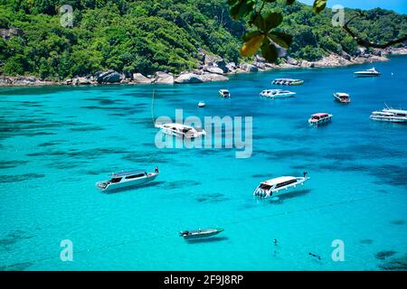 Similan Islands, Khaolak, Phang-Nga, Thailand 18. April 2021 Atemberaubend, Landschaftlich schöner Blick auf das türkisblaue Wasser des Andaman Meeres auf den Similan Inseln Stockfoto