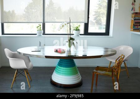 Voller Blick auf ein wunderschönes und modernes, maßgeschneidertes Abendessen Tabelle Stockfoto