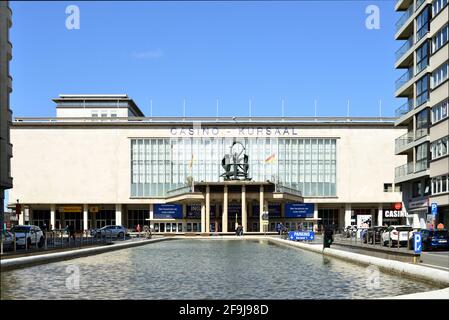 Ostend, Westflandern Belgien, 17. April 2021: Casino Kursaal. Der Eingang an der alten, renovierten Kasinofassade. Stockfoto