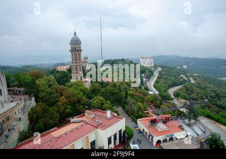 Luftaufnahme vom Tibidabo-Hügel in Barcelona, Spanien. Stockfoto