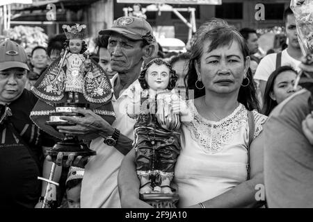 Die Einheimischen Warten Mit Ihren Santo Nino Statuen Auf Die Fluvial Prozession, Das Dinagyang Festival, Iloilo, Die Philippinen. Stockfoto