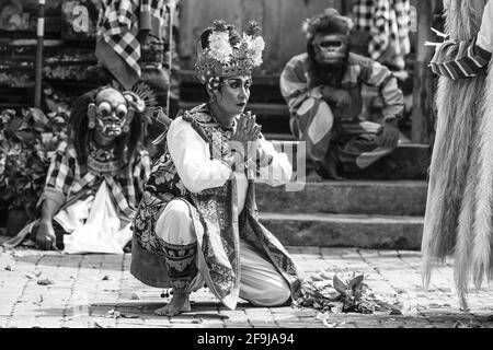 Ein weiblicher Darsteller tanzt während EINER traditionellen balinesischen Barong und Kris Dance Show, Batabulaan, Bali, Indonesien. Stockfoto