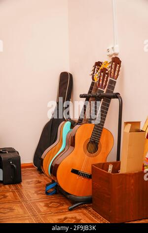 Mehrere Akustikgitarren auf einem Ständer im Raum Stockfoto