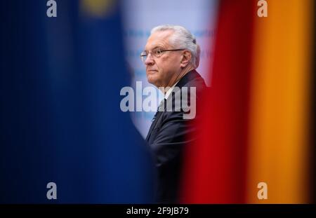 München, Deutschland. April 2021. Der bayerische Innenminister Joachim Herrmann (CSU) nimmt an einer Pressekonferenz Teil, um den bayerischen Verfassungsschutzbericht 2020 vorzustellen. Die Corona-Pandemie hat auch den Feinden der Demokratie Auftrieb gegeben. Insbesondere Anhänger von Verschwörungsmythen und Extremisten sind seit einem Jahr auf dem Vormarsch. Quelle: Sven Hoppe/dpa/Alamy Live News Stockfoto