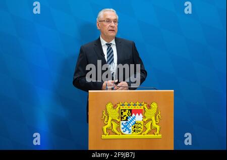 München, Deutschland. April 2021. Der bayerische Innenminister Joachim Herrmann (CSU) nimmt an einer Pressekonferenz Teil, um den bayerischen Verfassungsschutzbericht 2020 vorzustellen. Die Corona-Pandemie hat auch den Feinden der Demokratie Auftrieb gegeben. Insbesondere Anhänger von Verschwörungsmythen und Extremisten sind seit einem Jahr auf dem Vormarsch. Quelle: Sven Hoppe/dpa/Alamy Live News Stockfoto