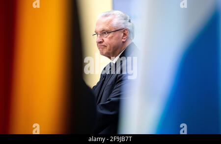 München, Deutschland. April 2021. Der bayerische Innenminister Joachim Herrmann (CSU) nimmt an einer Pressekonferenz Teil, um den bayerischen Verfassungsschutzbericht 2020 vorzustellen. Die Corona-Pandemie hat auch den Feinden der Demokratie Auftrieb gegeben. Insbesondere Anhänger von Verschwörungsmythen und Extremisten sind seit einem Jahr auf dem Vormarsch. Quelle: Sven Hoppe/dpa/Alamy Live News Stockfoto