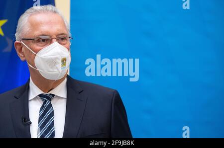 München, Deutschland. April 2021. Der bayerische Innenminister Joachim Herrmann (CSU) nimmt an einer Pressekonferenz Teil, um den bayerischen Verfassungsschutzbericht 2020 vorzustellen. Die Corona-Pandemie hat auch den Feinden der Demokratie Auftrieb gegeben. Insbesondere Anhänger von Verschwörungsmythen und Extremisten sind seit einem Jahr auf dem Vormarsch. Quelle: Sven Hoppe/dpa/Alamy Live News Stockfoto