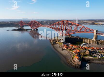 Luftaufnahme der Forth Rail Bridge bei North Queensferry. Die 1889 fertiggestellte Brücke überspannt den Firth of Forth zwischen North und South Queensferry. Stockfoto