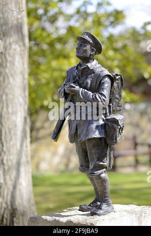 Canterbury, Kent, Großbritannien. Denkmal für die 'Buffs' - Royal East Kent Regiment (1572-1967) auf dem Gelände der Kathedrale. Statue von Peter Birkett, Unveile Stockfoto