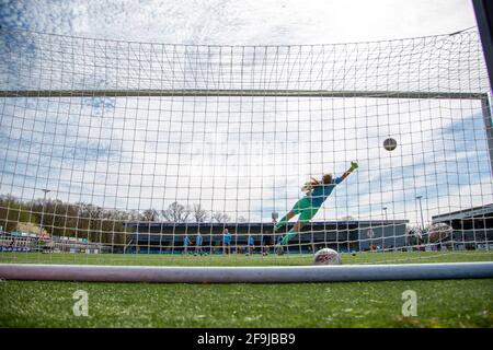 Bromley, Großbritannien. April 2021. Emma Gibbon (Crystal Palace 20) wärmt sich vor dem Vitality Womens FA Cup-Spiel zwischen Crystal Palace und London Bees in Hayes Lane, Bromley, England, auf. Kredit: SPP Sport Pressefoto. /Alamy Live News Stockfoto