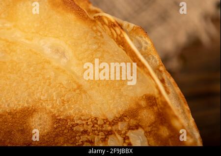 Traditionelle russische Pfannkuchen. Fastnachtswoche des Frühjahrstreffens. Wir sehen den Winter. Nahaufnahme, selektiver Fokus. Stockfoto