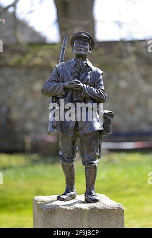 Canterbury, Kent, Großbritannien. Denkmal für die 'Buffs' - Royal East Kent Regiment (1572-1967) auf dem Gelände der Kathedrale. Statue von Peter Birkett, Unveile Stockfoto