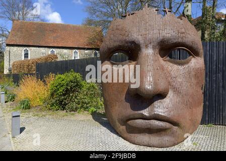 Canterbury, Kent, Großbritannien. „Bulkhead“ (2003: Rick Kirby) hinter dem Marlowe Theatre Stockfoto