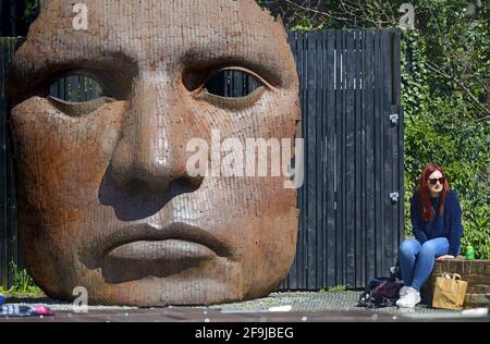 Canterbury, Kent, Großbritannien. „Bulkhead“ (2003: Rick Kirby) hinter dem Marlowe Theatre Stockfoto